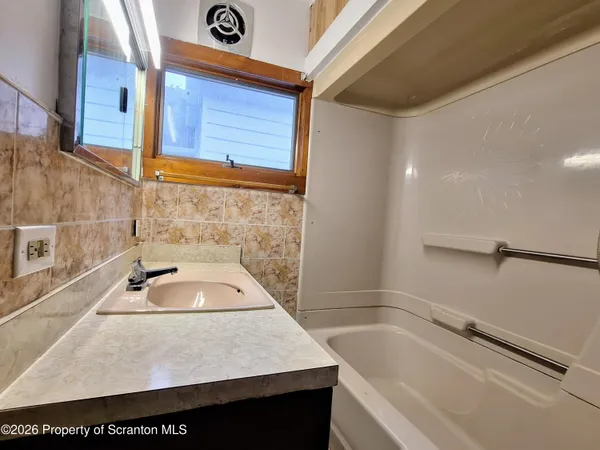 $1,500 | 29 Park Street, Carbondale, PA 18407
