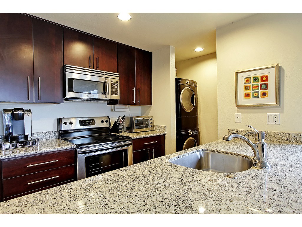 3919 Whitman Avenue North Seattle, WA 98103 - Photo 4 of 15 Gallery Image 4