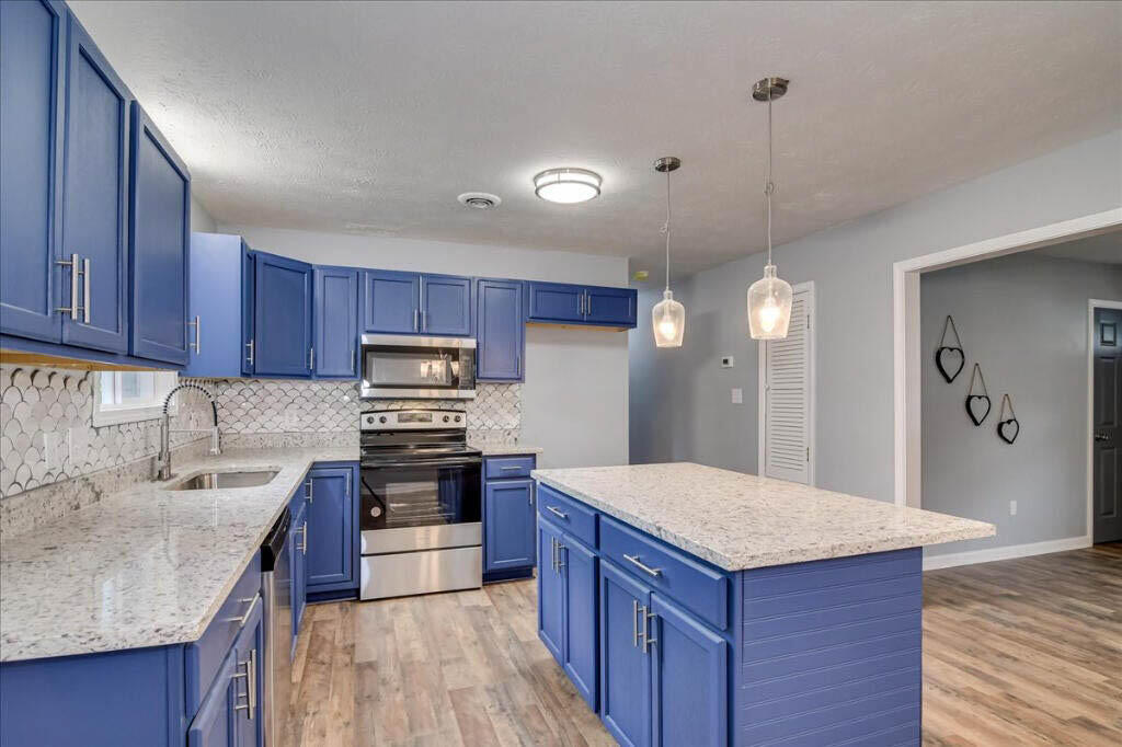 526 Berry Street Martinez, GA 30907 - Photo 4 of 16 Granite countertops!