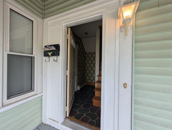 $1,995 | 19 East Concord Street, Unit B, Dover, NH 03820