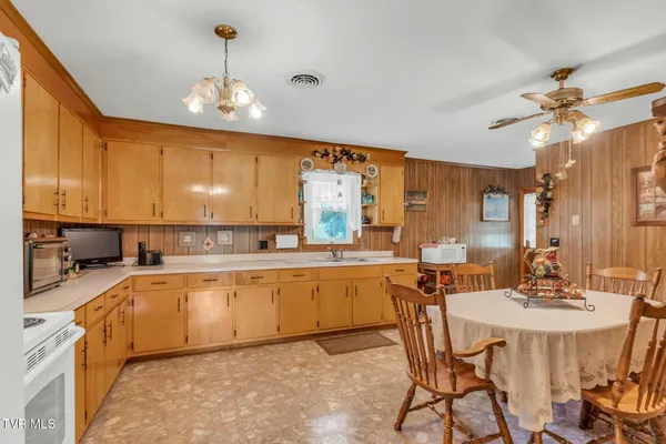 $325,000 | 16044 Hamilton Street, Mendota, VA 24270