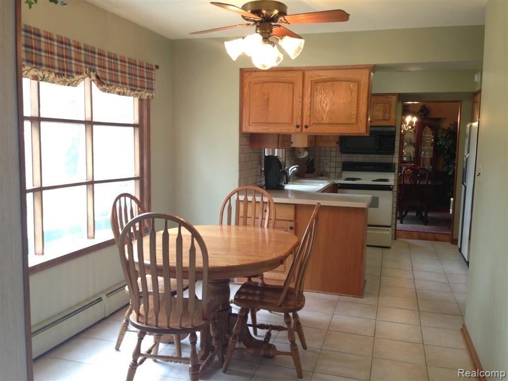 46486 Featherstone Ridge Utica, MI 48317 - Photo 12 of 25 Breakfast Nook full Kitchen.jpg