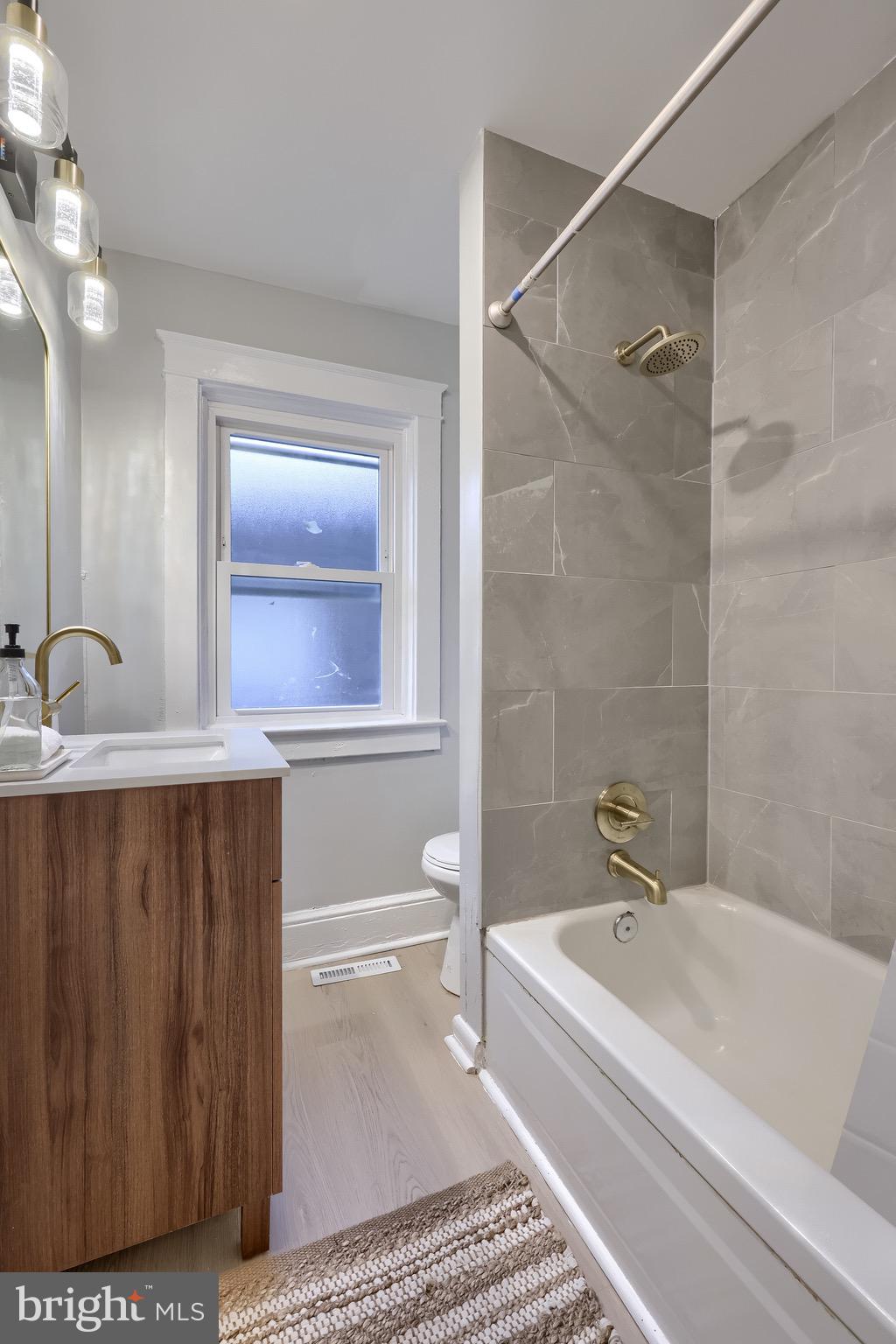 839 George Street Lancaster, PA 17603 - Photo 15 of 20 a bathroom with a bathtub and a sink