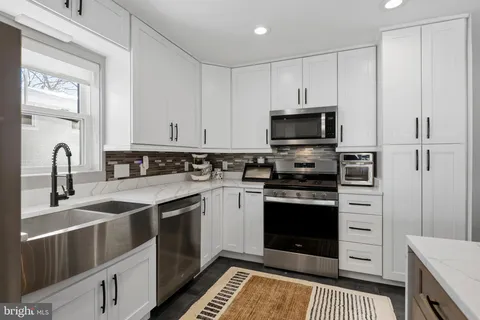 $1,100,000 | 2813 James Drive, Alexandria, VA 22303