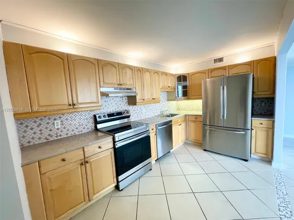 $3,300 | 600 Northeast 36th Street, Unit 801, Miami, FL 33137