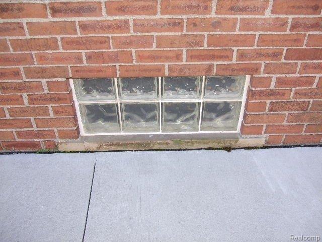 9026 Ruth Avenue Allen Park, MI 48101 - Photo 5 of 24 GLASS BLK WINDOWS