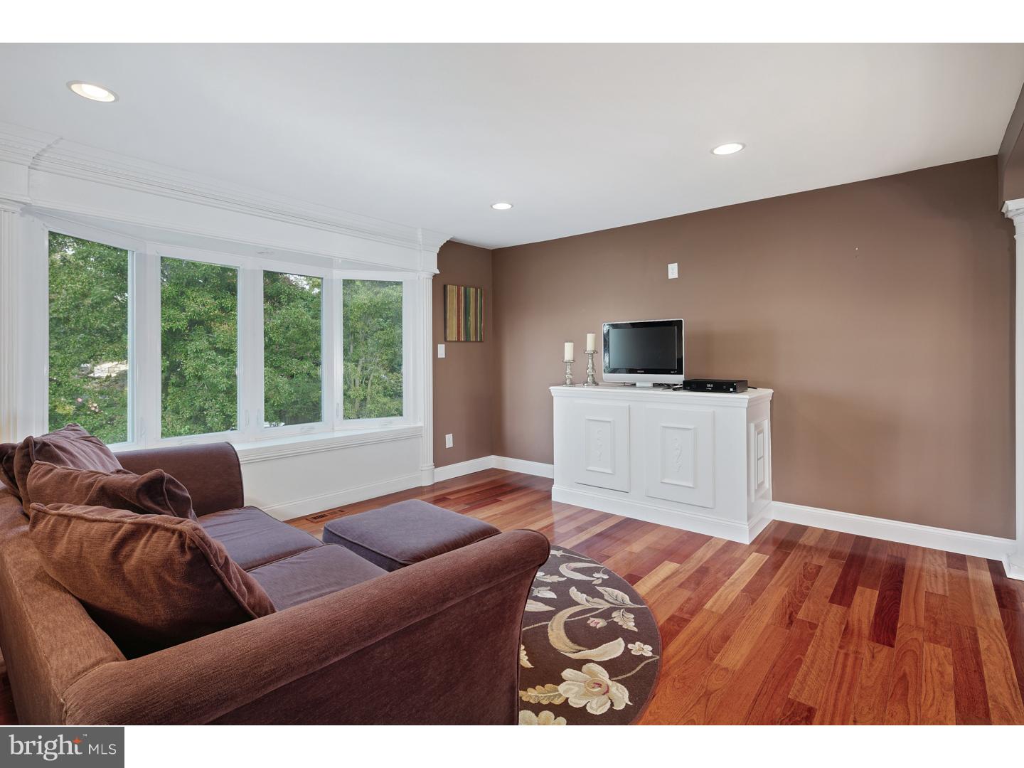 9 Briarhill Road Berlin, NJ 08009 - Photo 12 of 25 Living Room