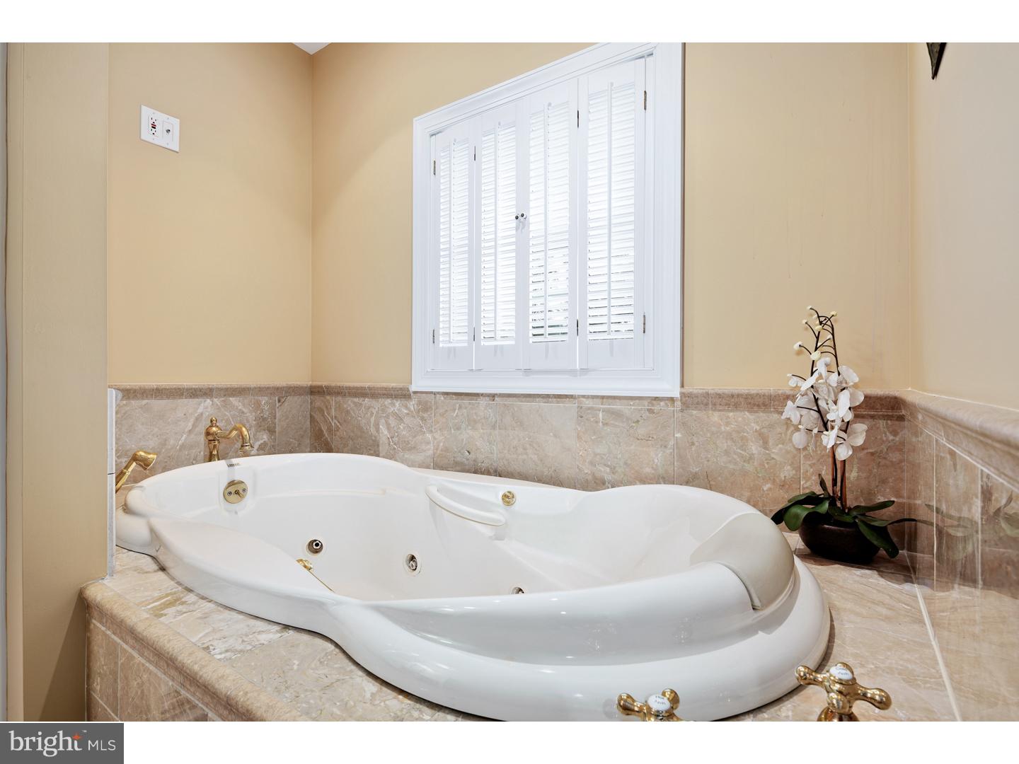 9 Briarhill Road Berlin, NJ 08009 - Photo 16 of 25 Master Bathroom