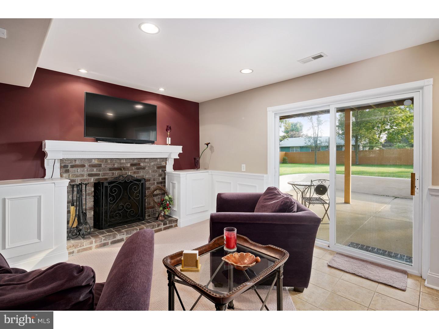 9 Briarhill Road Berlin, NJ 08009 - Photo 8 of 25 Family Room