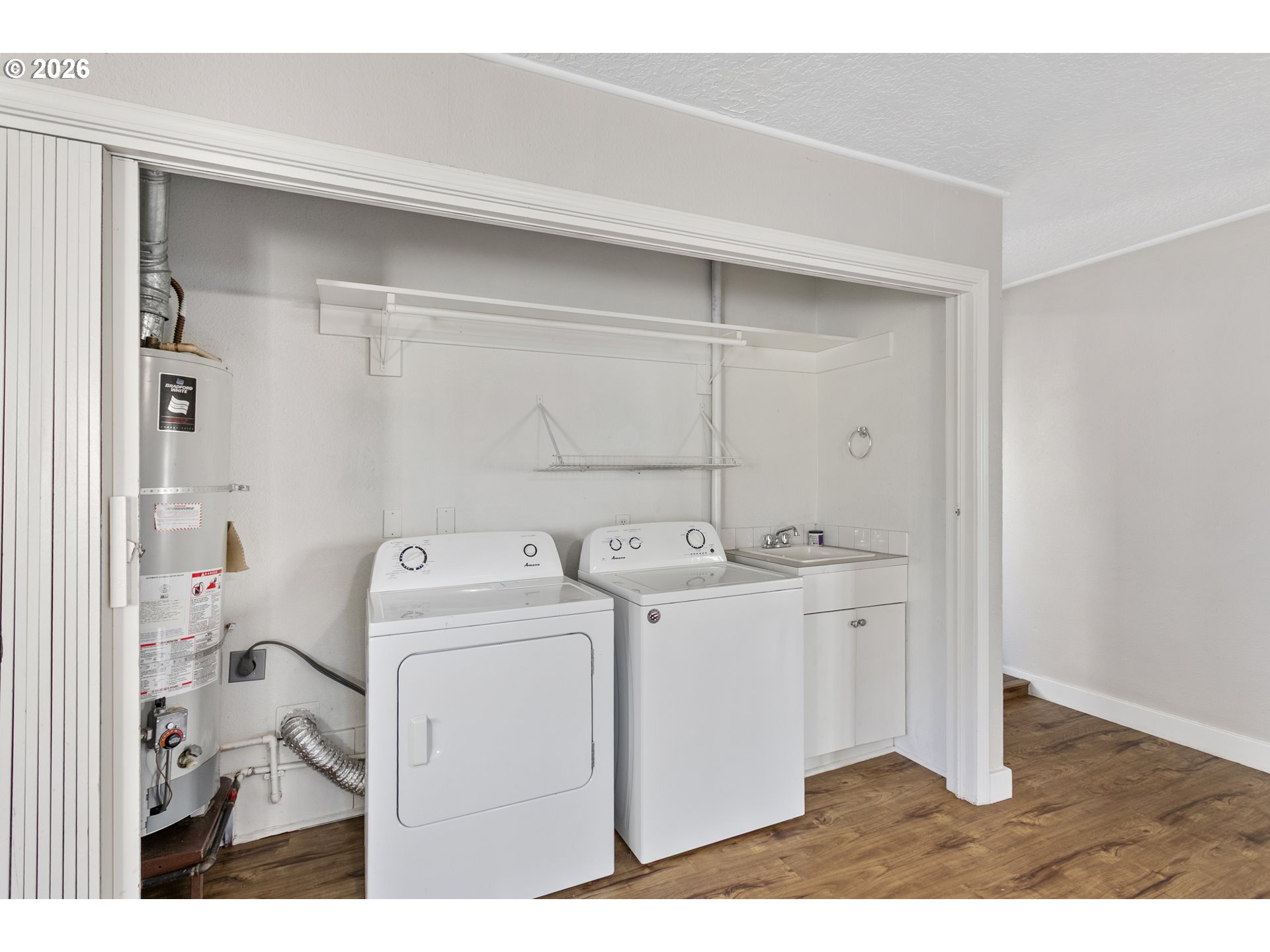 8705 Southeast Pardee Street Portland, OR 97266 - Photo 14 of 32 a utility room with dryer and washer