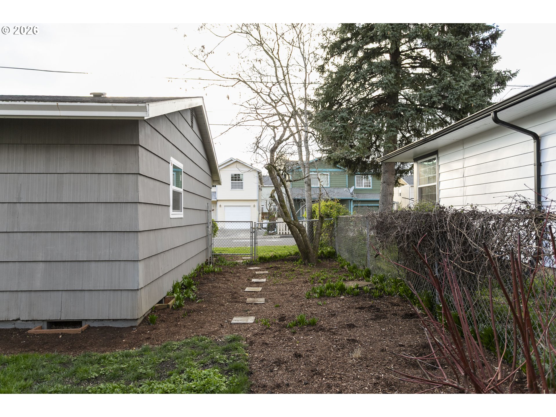 8705 Southeast Pardee Street Portland, OR 97266 - Photo 26 of 32 a backyard of a house with lots of green space