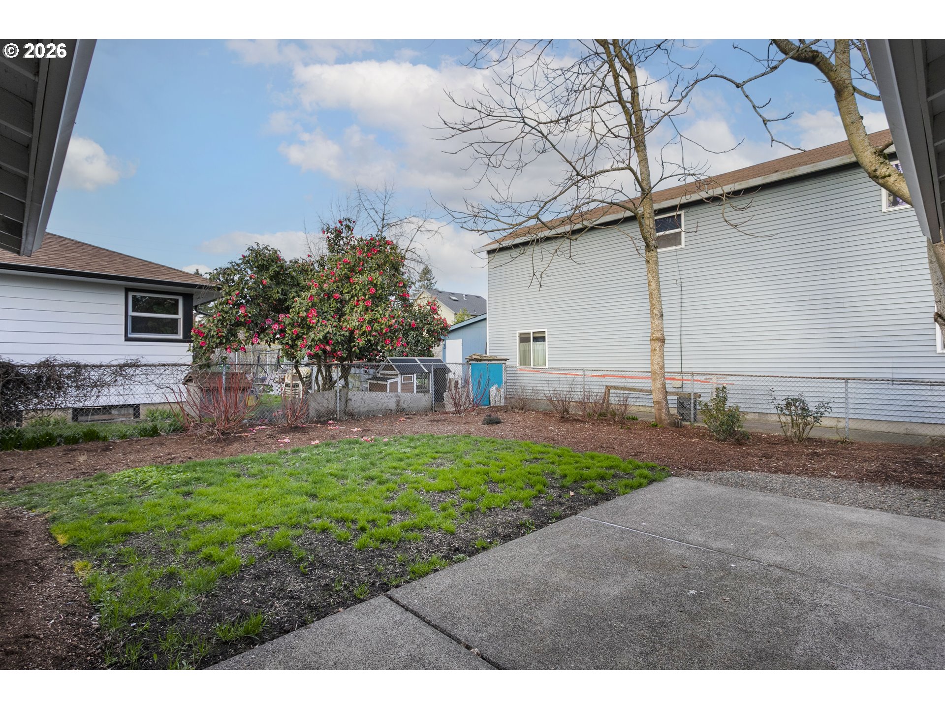 8705 Southeast Pardee Street Portland, OR 97266 - Photo 27 of 32 a backyard of a house with lots of green space