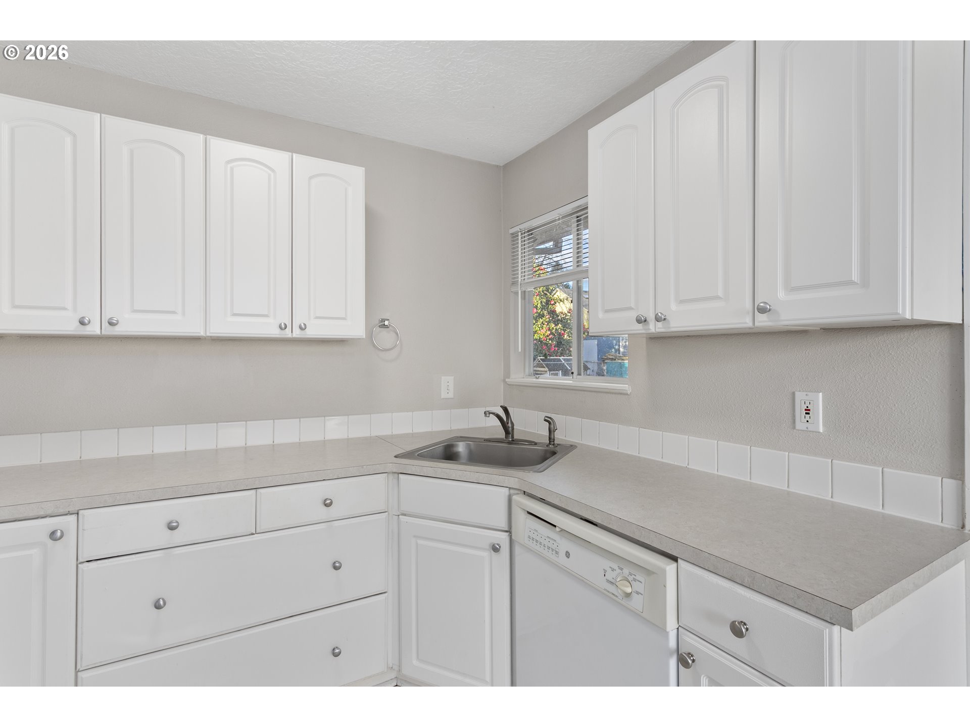 8705 Southeast Pardee Street Portland, OR 97266 - Photo 5 of 32 a kitchen with appliances cabinets and a counter top