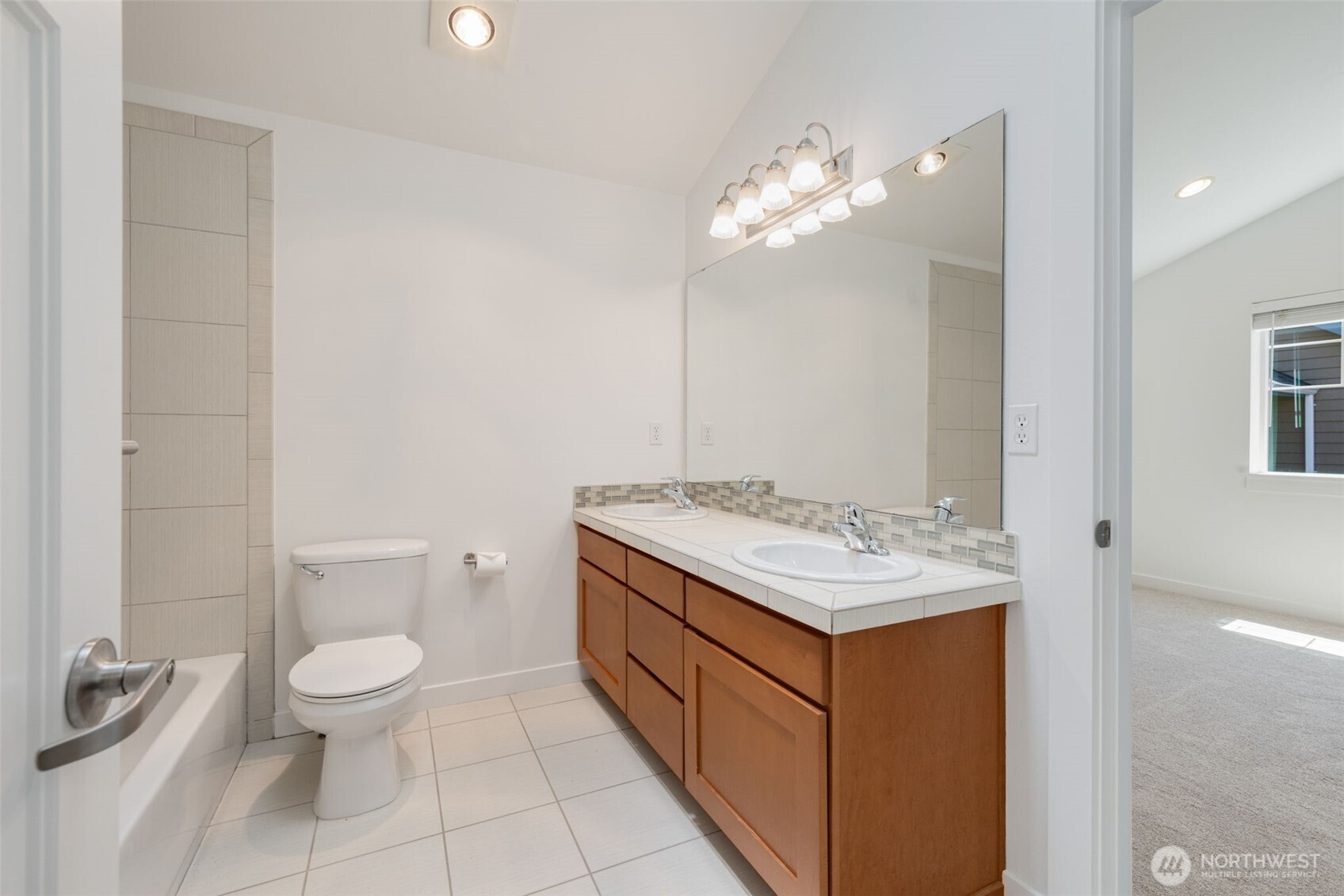 935 North 97th Street, Unit B Seattle, WA 98103 - Photo 21 of 37