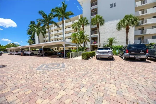 $335,000 | 21 High Point Circle East, Unit 502, Naples, FL 34103