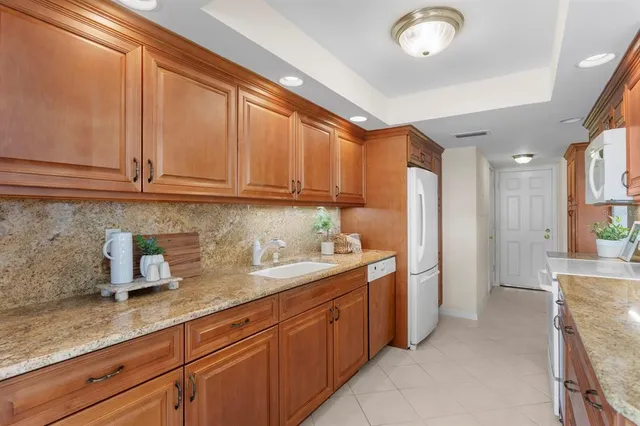 $795,000 | 1750 Benjamin Franklin Drive, Unit 9G, Sarasota, FL 34236