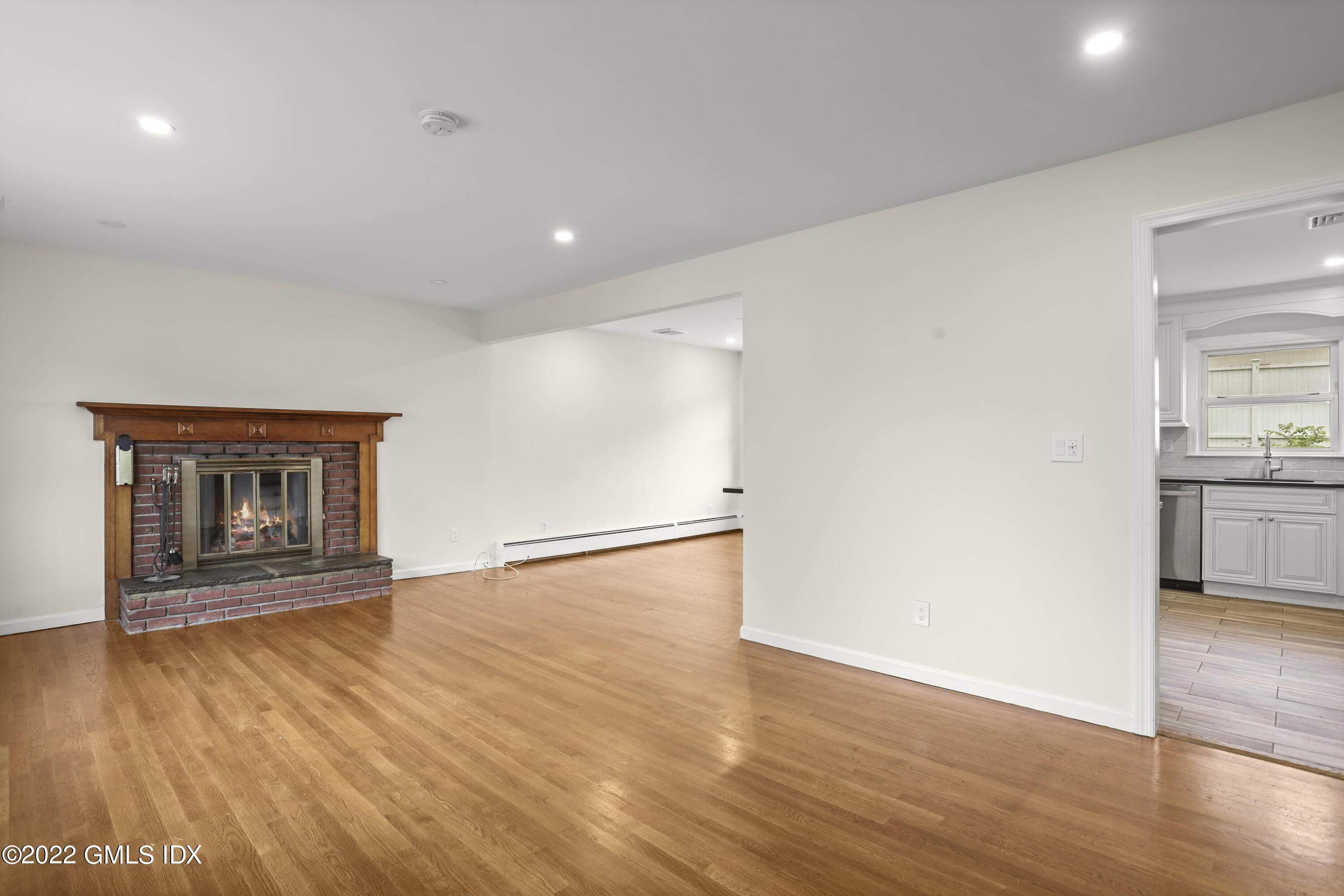 29 Thorn Hill Road Riverside, CT 06878 - Photo 5 of 37 Living Room