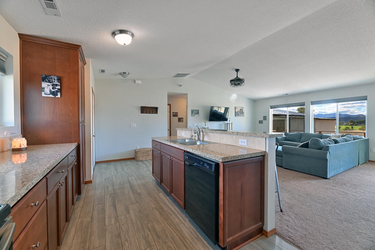 7521 High Banks Road Central Point, OR 97502 - Photo 11 of 28 DSC_1340