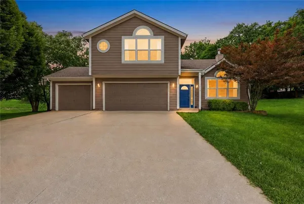 $380,000 | 720 Southeast James Circle, Lee's Summit, MO 64063