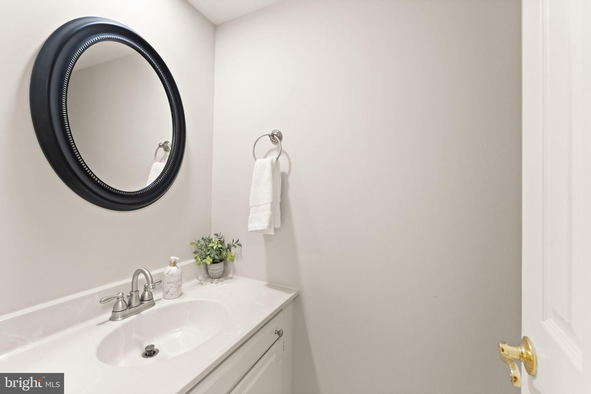 9710 Cardinal Road Fairfax, VA 22030 - Photo 22 of 51 Main level bathroom