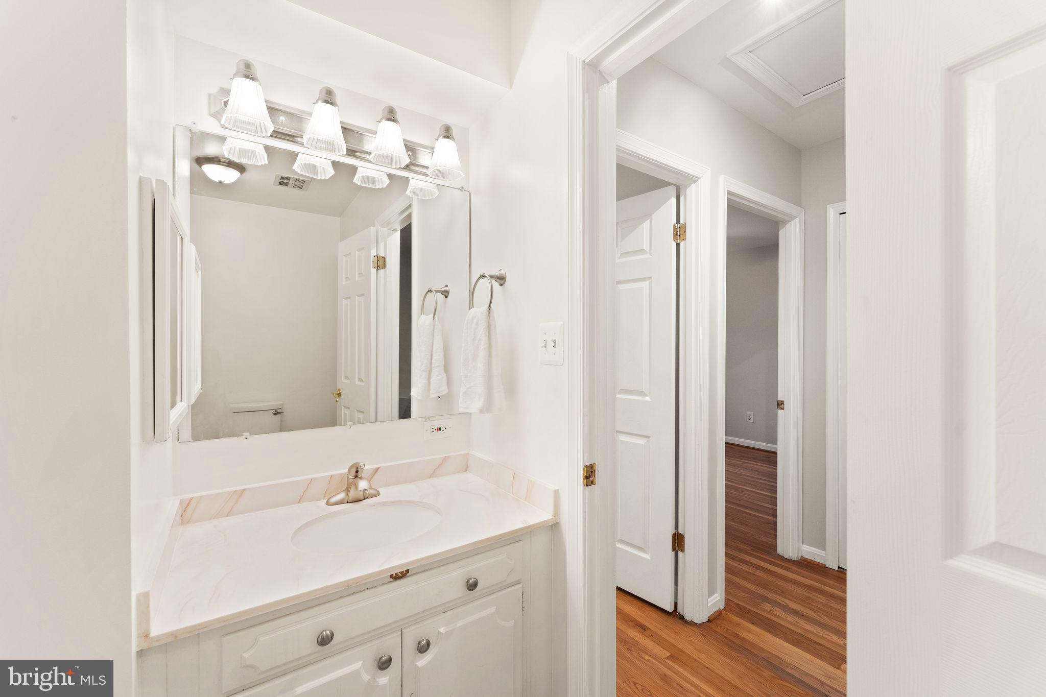 9710 Cardinal Road Fairfax, VA 22030 - Photo 37 of 51 Full bathroom