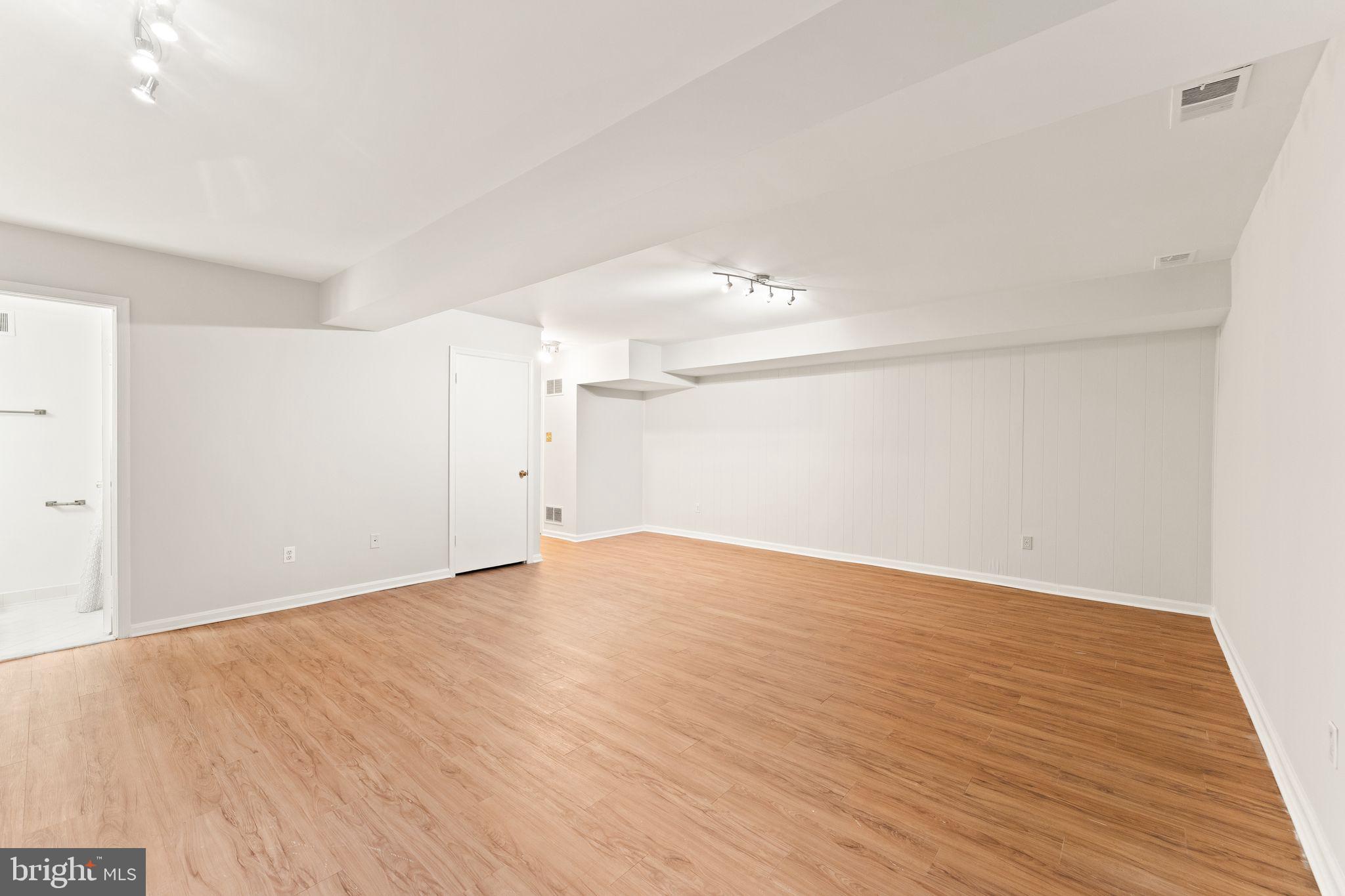 9710 Cardinal Road Fairfax, VA 22030 - Photo 41 of 51 Gallery Image 41