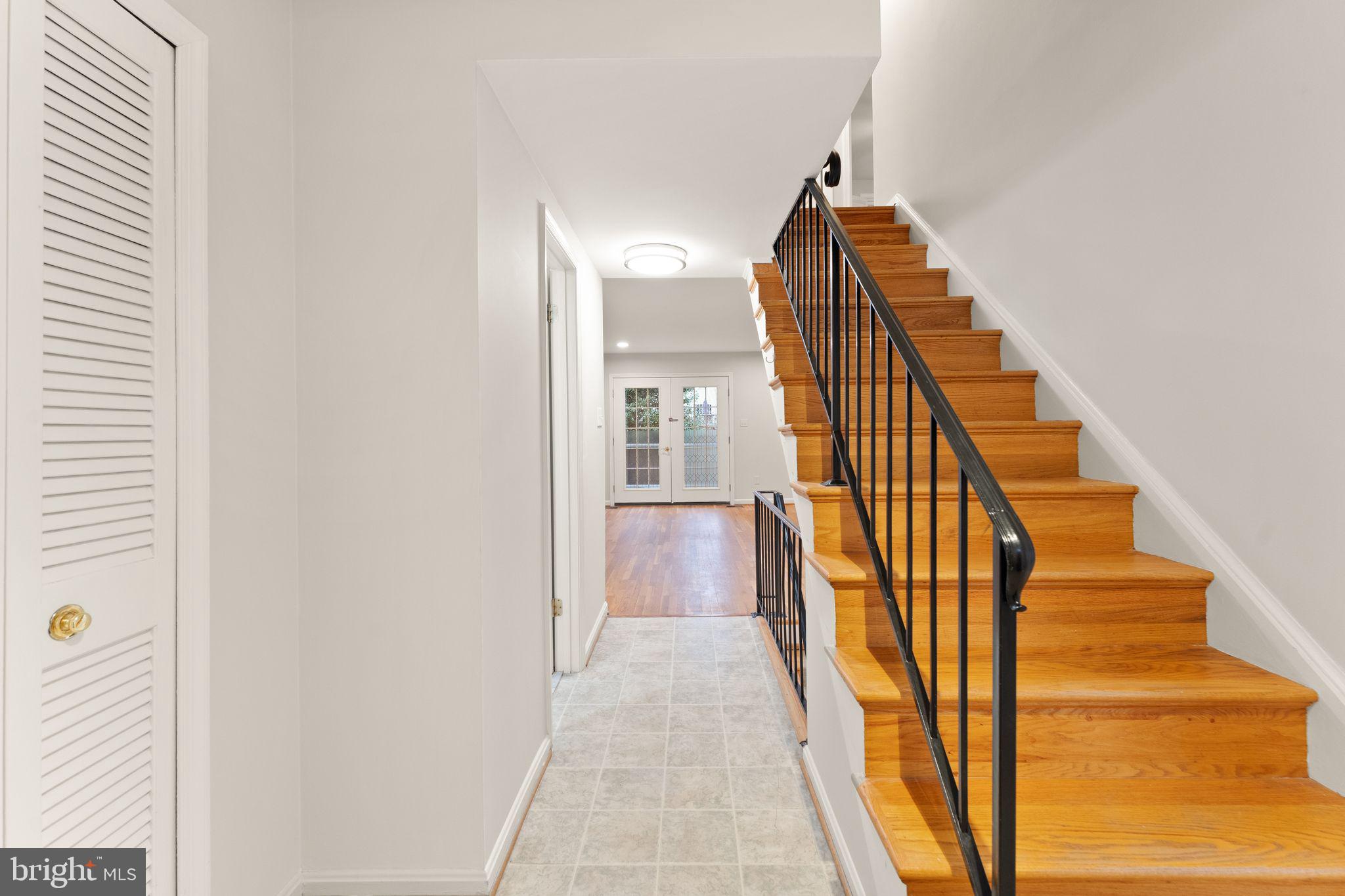 9710 Cardinal Road Fairfax, VA 22030 - Photo 6 of 51 Entryway