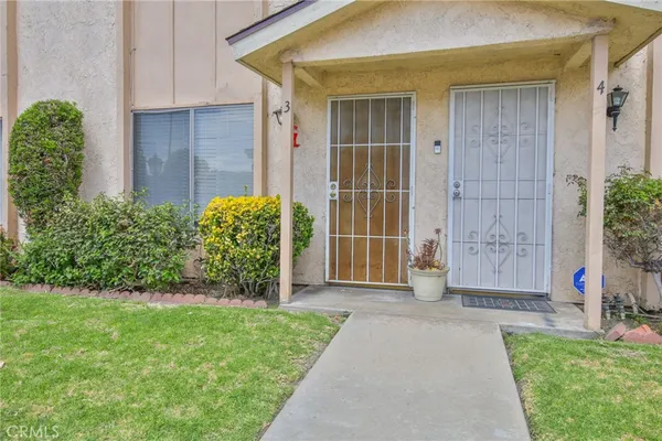 $505,000 | 15927 Santa Ana Avenue, Unit 3, Bellflower, CA 90706