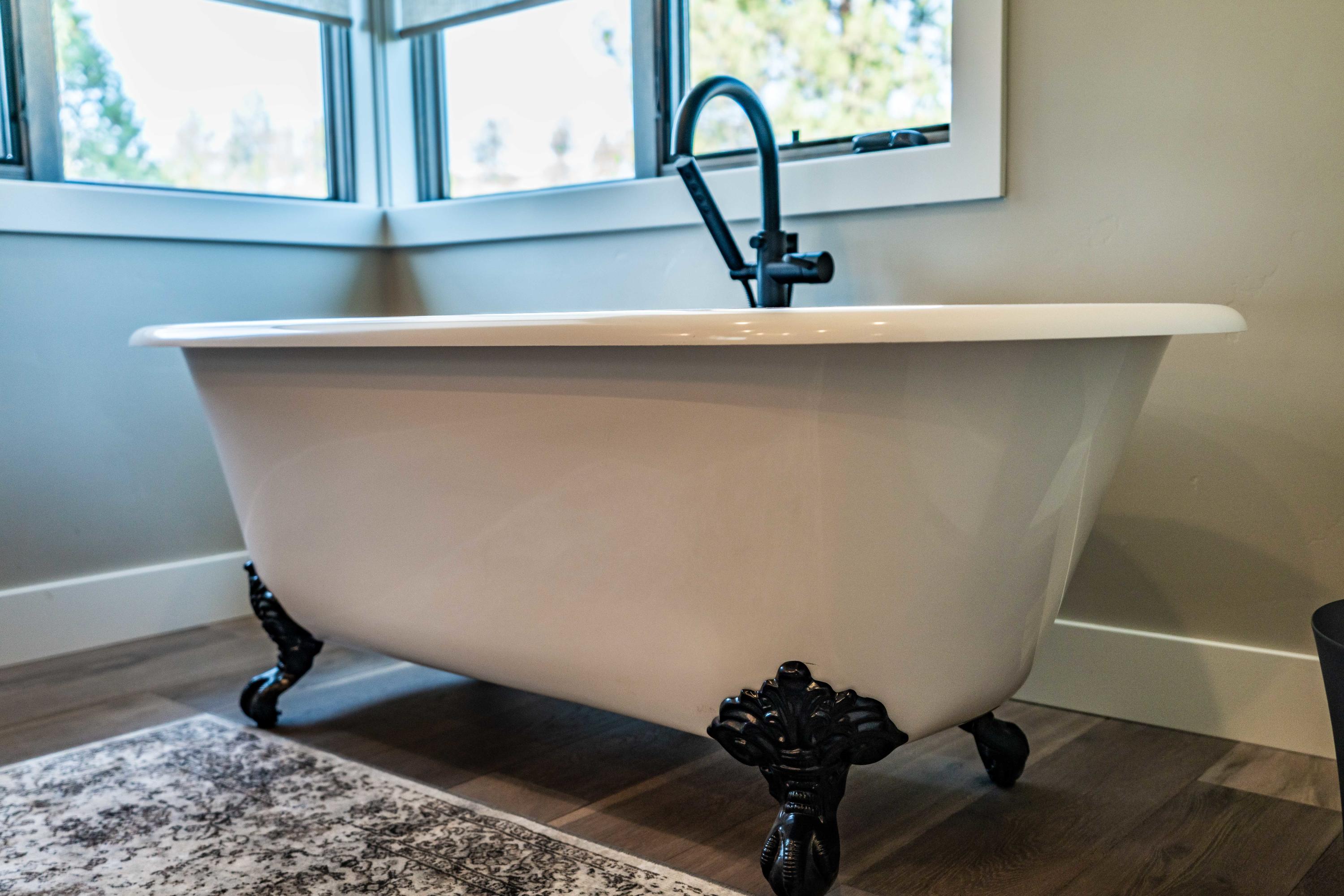 20034 Tumalo Road Bend, OR 97703 - Photo 14 of 36 Master Bath Claw Foot Tub