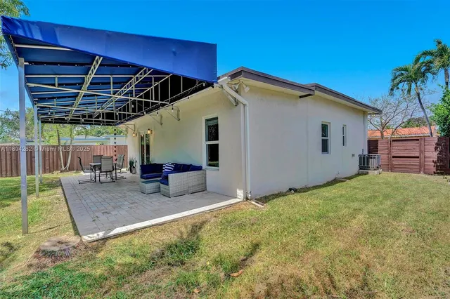 a view of a backyard