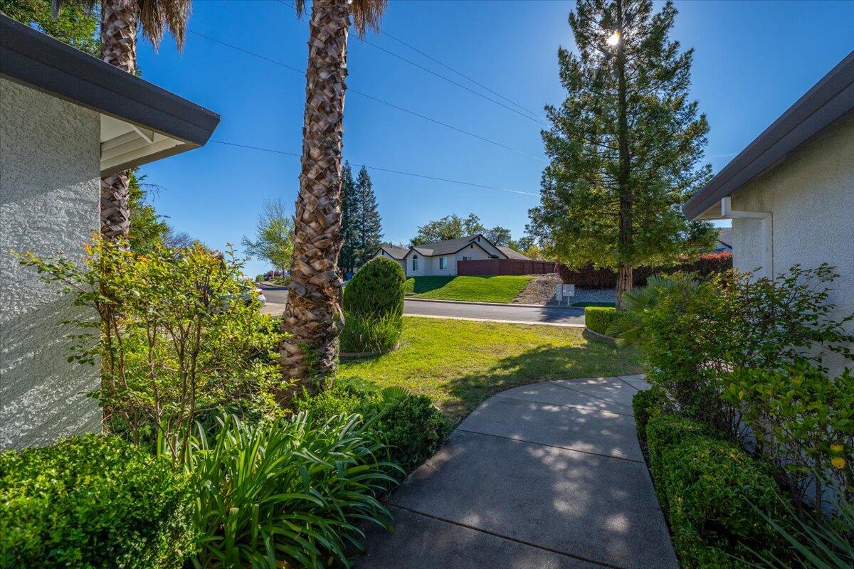 1119 River Ridge Drive Redding, CA 96003 - Photo 39 of 57 Front Walkway