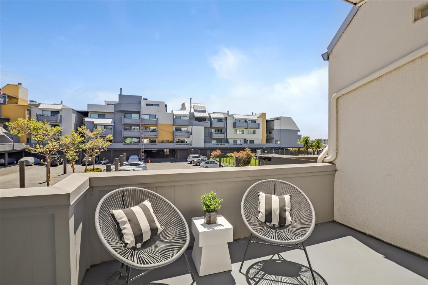 7 Embarcadero West, Unit 115 Oakland, CA 94607 - Photo 6 of 39 a table and chairs in a kitchen