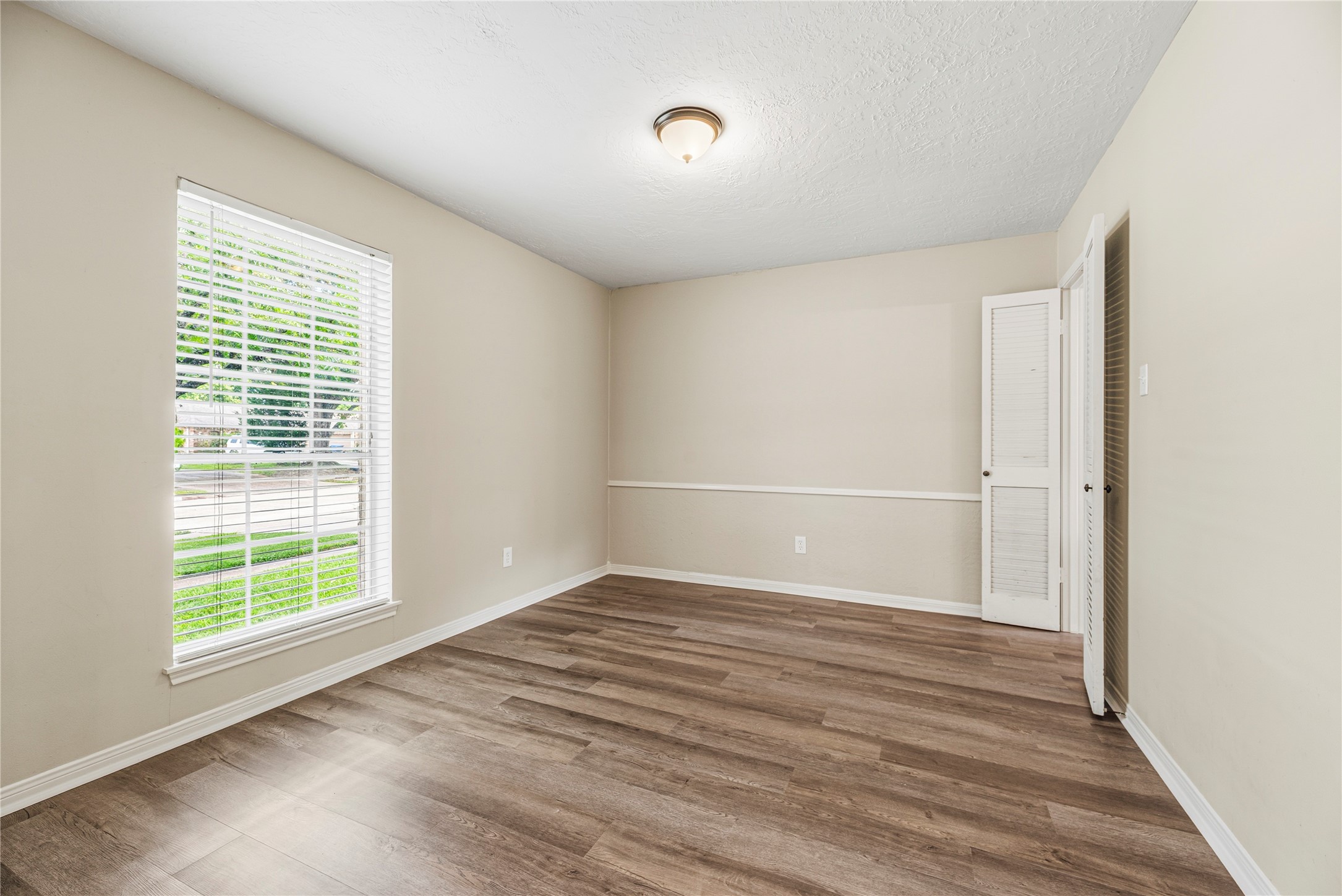 6931 Sandy Knolls Drive Spring, TX 77379 - Photo 8 of 21 Your Dining room features neutral walls and a large window providing natural light. Ideal for a dining area for you and your guests.
**6931 Sandy Knolls Dr., Spring, TX 77379**