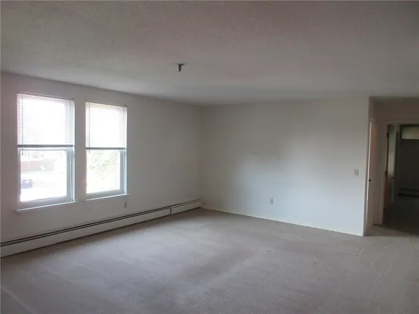 $2,400 | 175 Massachusetts Avenue, Unit 103, Warwick, RI 02888