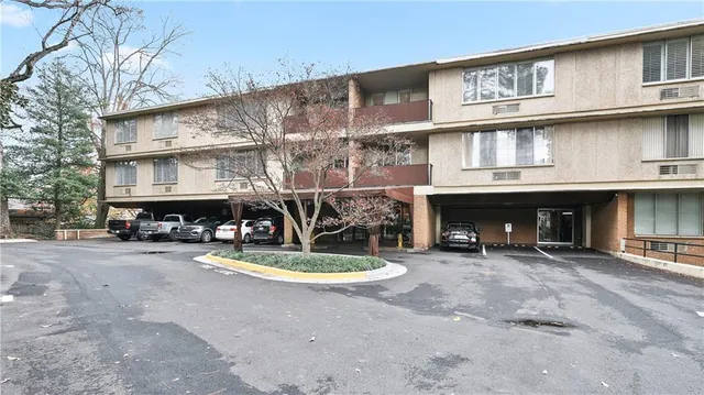 $3,000 | 2637 Peachtree Street Northeast, Unit 207, Atlanta, GA 30305