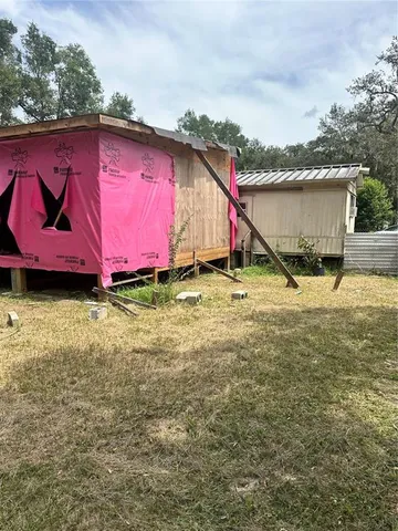 a view of a house with backyard