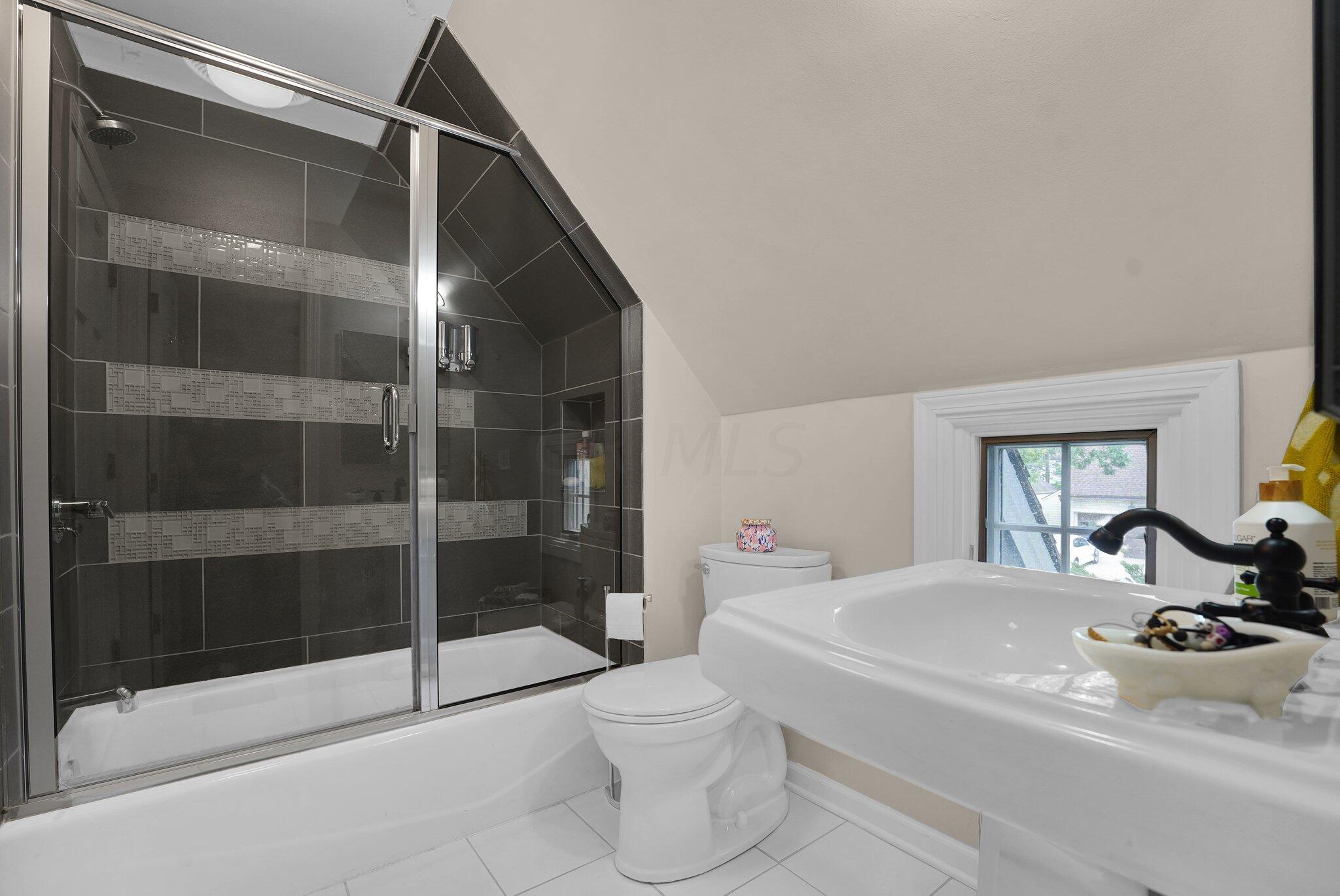 2500 Henthorn Road Upper Arlington, OH 43221 - Photo 36 of 55 Hall Bath