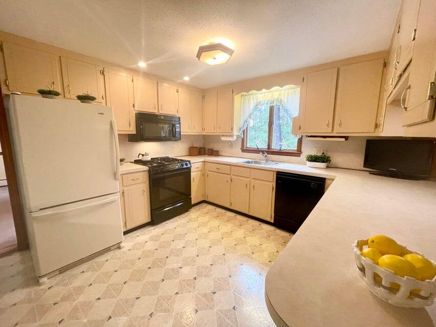 24 Micah Hamlin Road Centerville, MA 02632 - Photo 10 of 46 Kitchen