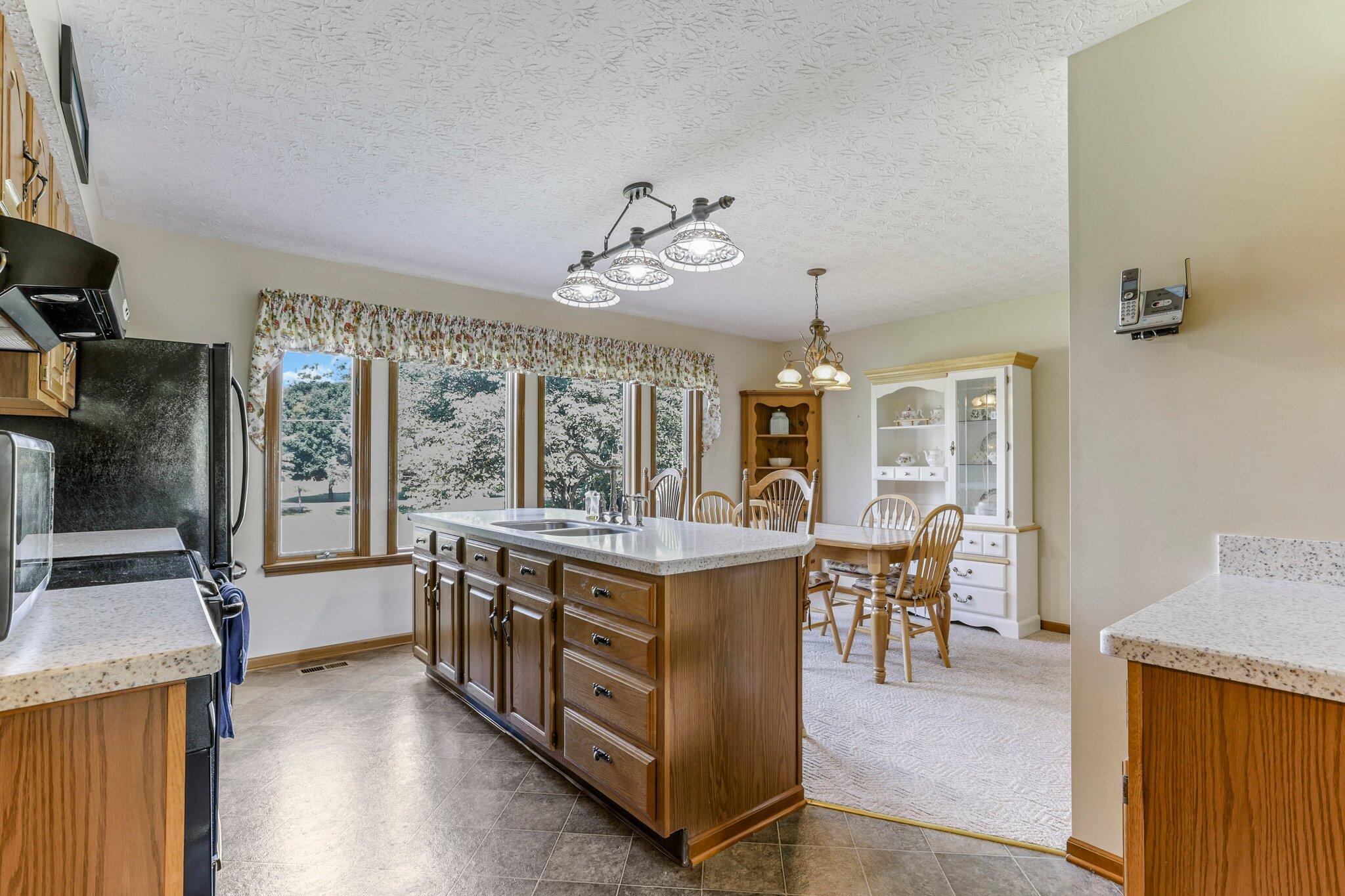 7430 Richardson Road Groveport, OH 43125 - Photo 9 of 40 View of Kitchen and Eat-In Space
