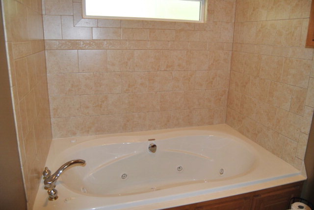 377 Wheeler Road Gray, GA 31032 - Photo 10 of 45 a bathroom with a bathtub