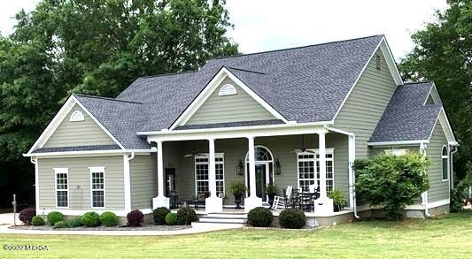 a view of a house with yard and plants