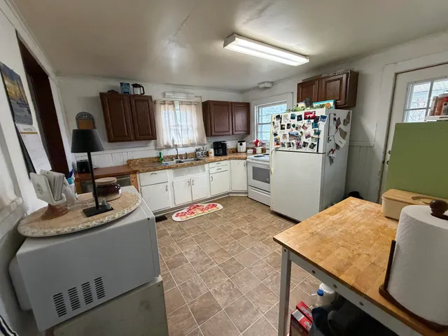 $189,900 | 63 South Howell Street, Hillsdale, MI 49242