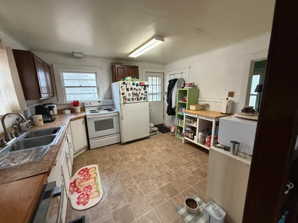 $189,900 | 63 South Howell Street, Hillsdale, MI 49242