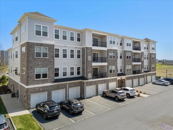 $750,000 | 11 Veterans Way, Unit 111, Morris Plains, NJ 07950