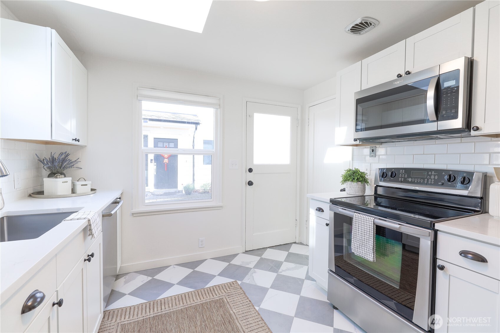 6012 40th Avenue Northeast Seattle, WA 98115 - Photo 11 of 25