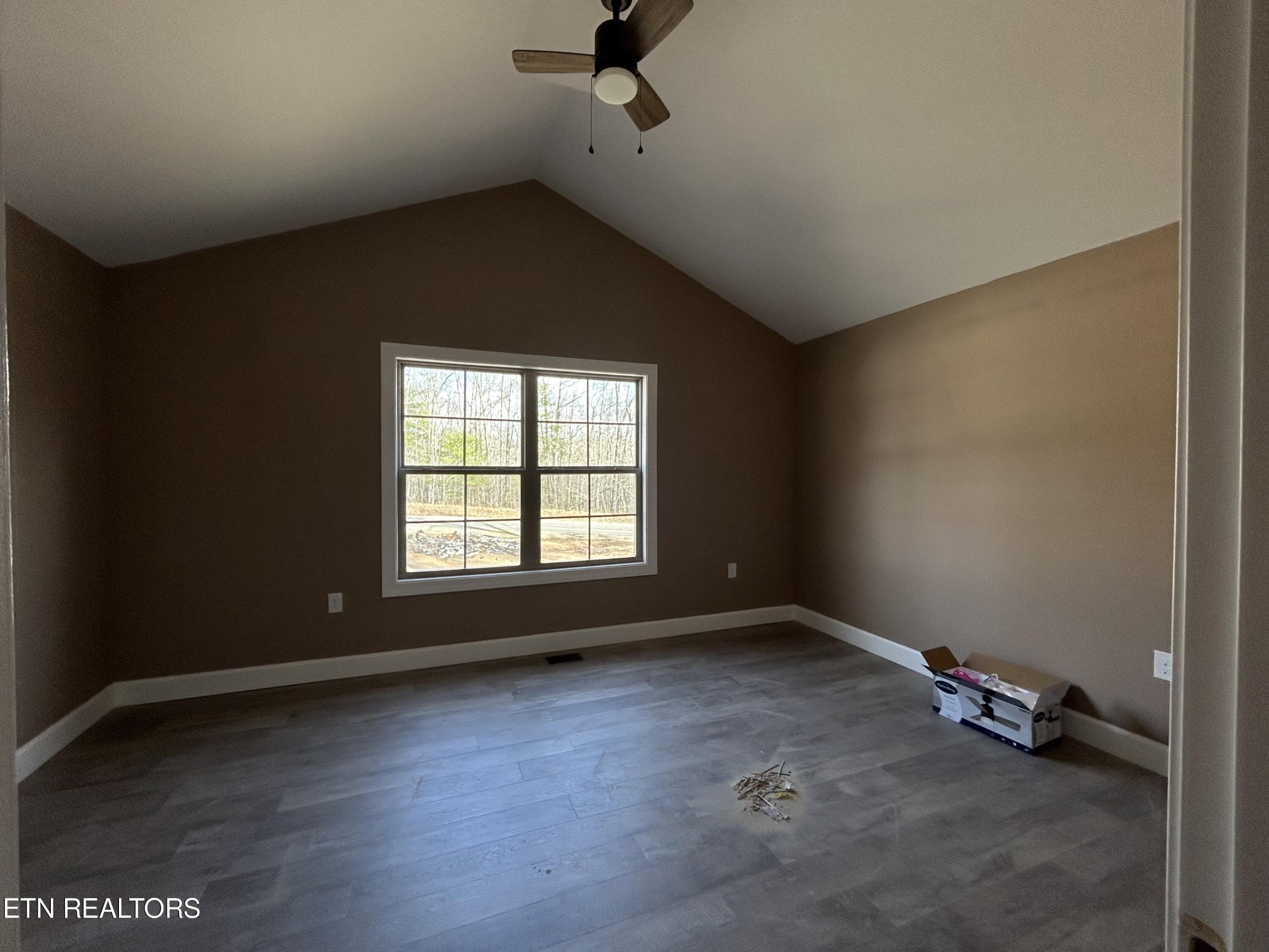 162 Jay Loop Jamestown, TN 38556 - Photo 9 of 15 an empty room with a window