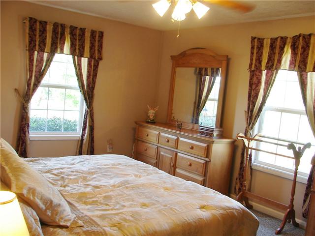 1075 Mt Vernon Road Bethpage, TN 37022 - Photo 5 of 12 Spacious master with walk in closet!