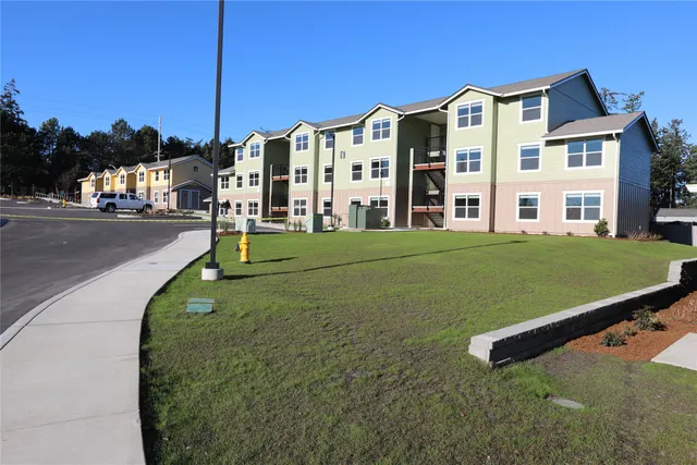 $1,152 | 900 North Oak Harbor Street, Oak Harbor, WA 98277