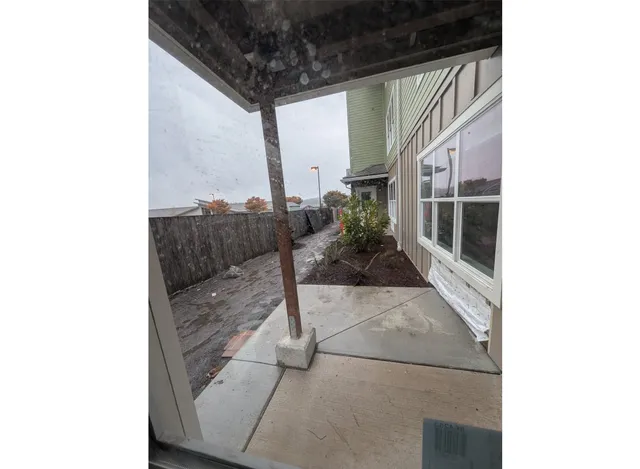 $1,152 | 900 North Oak Harbor Street, Oak Harbor, WA 98277