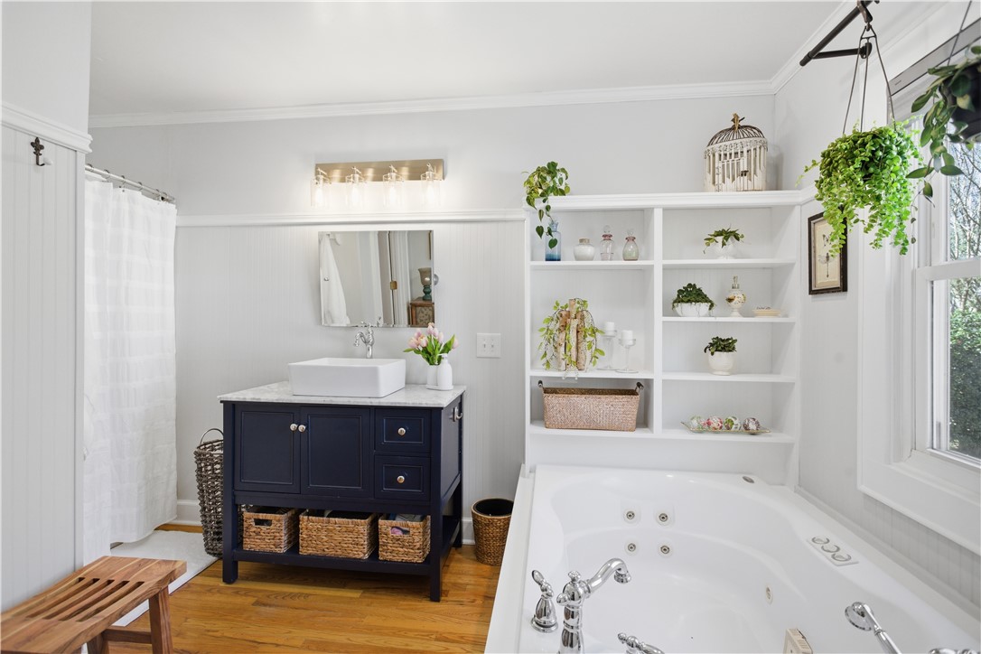 310 Retreat Street Westminster, SC 29693 - Photo 10 of 46 This bright bathroom features a spacious tub and stylish vanity.